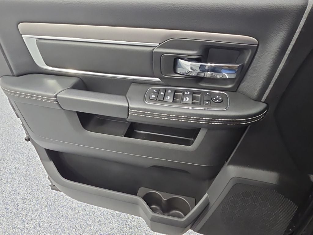 2024 RAM 1500 Classic Warlock Crew Cab 4x4 5'7' Box
