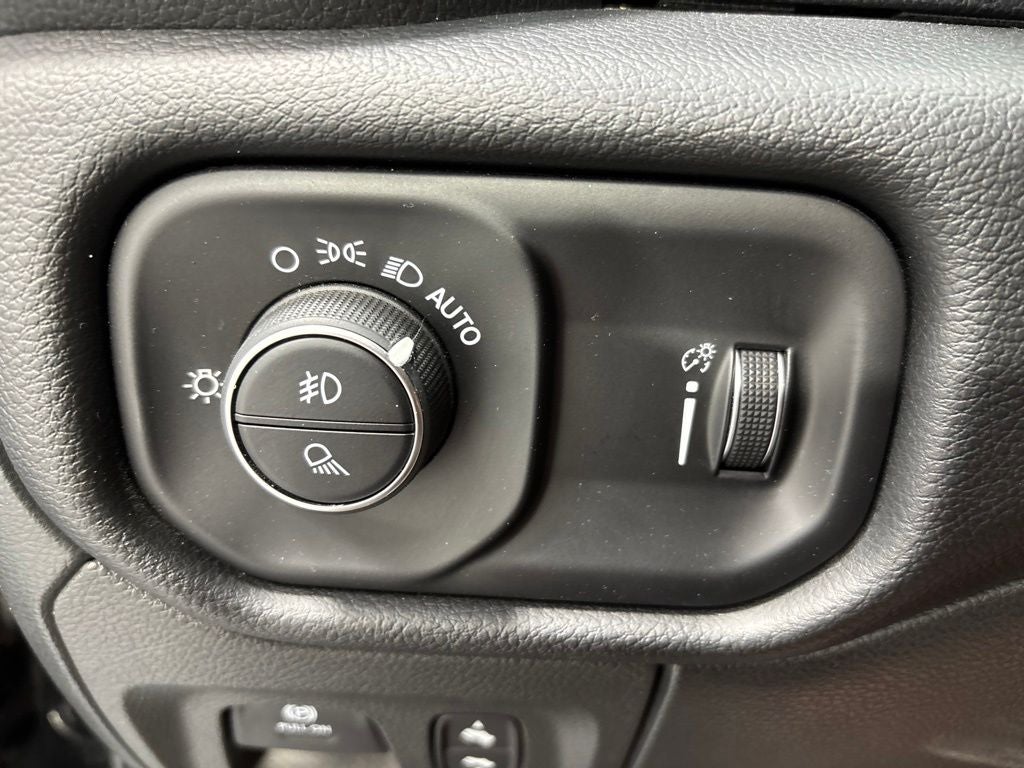 2020 RAM 1500 Big Horn Crew Cab 4x4 5'7' Box