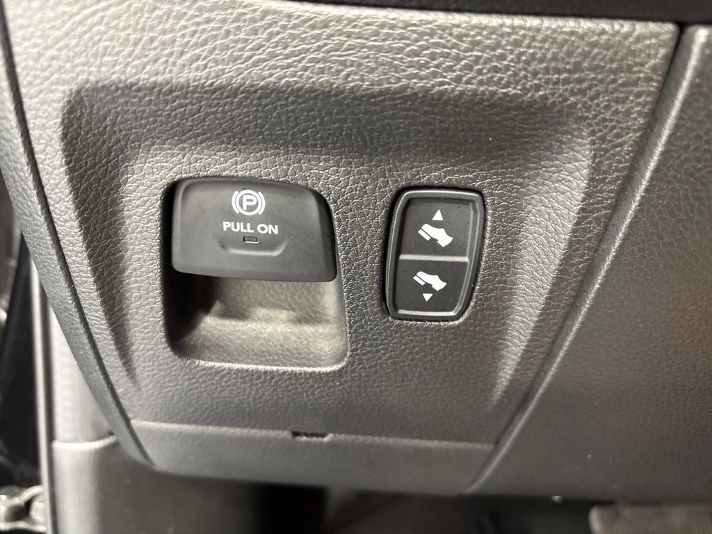 2020 RAM 1500 Big Horn Crew Cab 4x4 5'7' Box