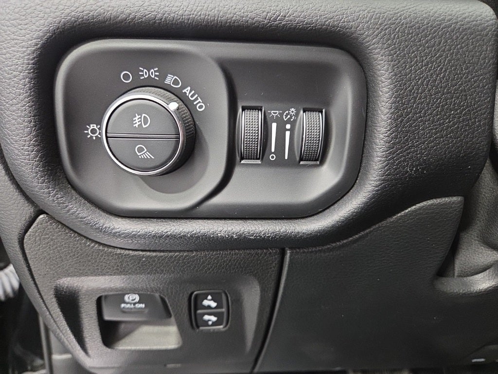 2021 RAM 1500 Laramie Crew Cab 4x4 5'7' Box