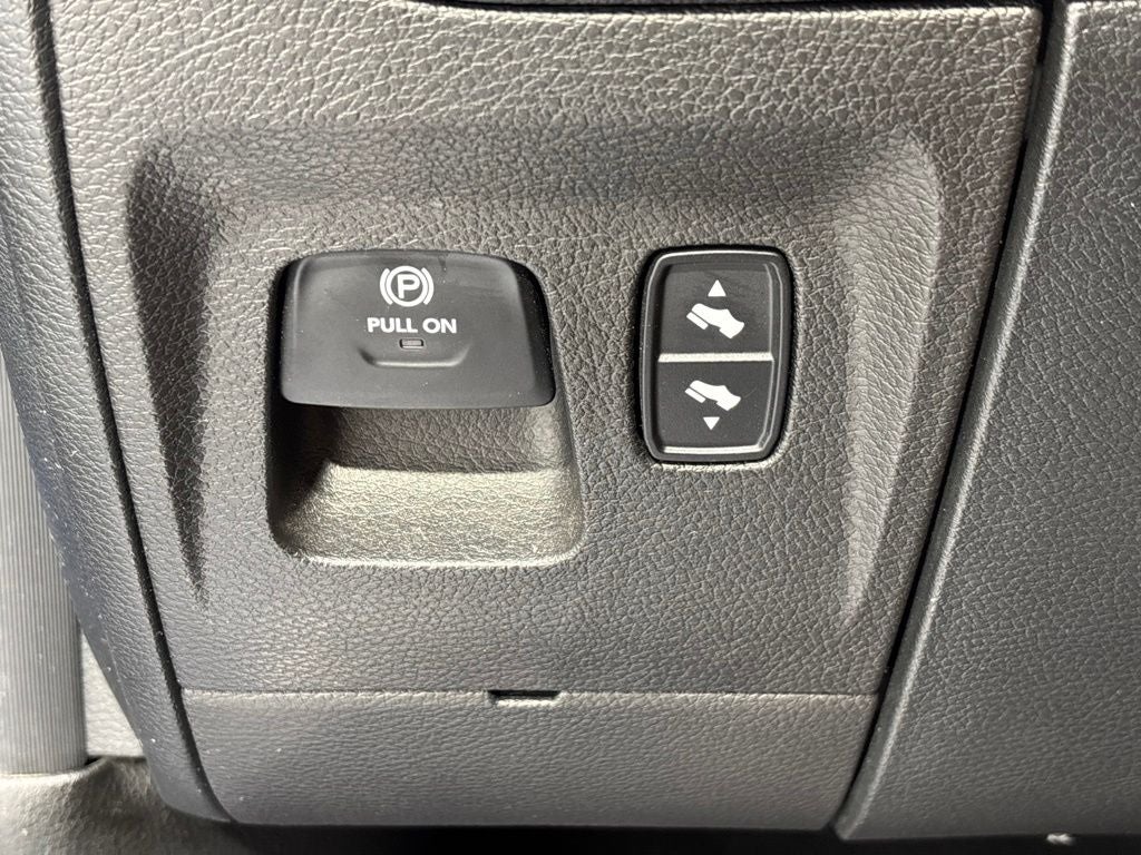 2022 RAM 1500 Laramie Crew Cab 4x4 5'7' Box