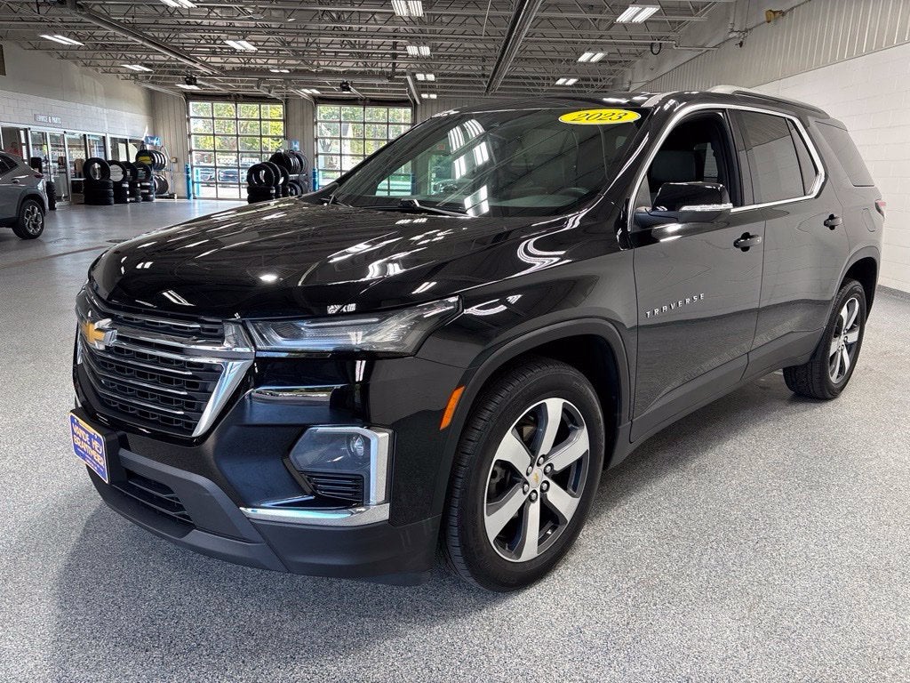 2023 Chevrolet Traverse AWD LT Leather