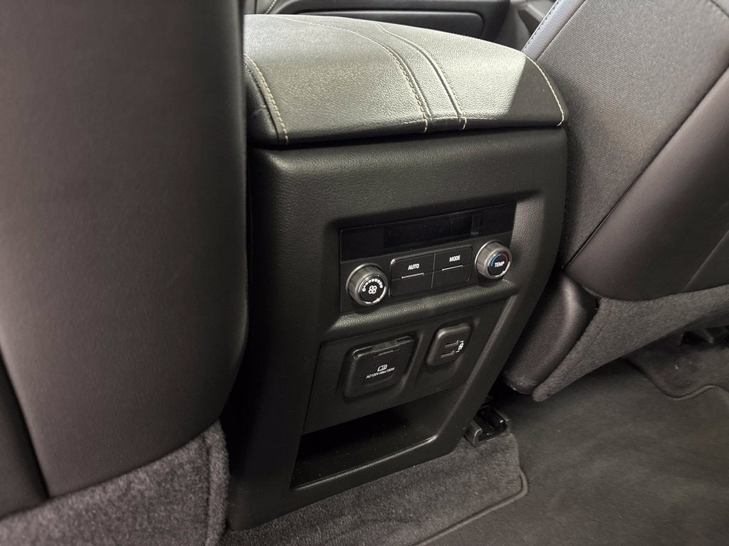 2023 Chevrolet Traverse AWD LT Leather