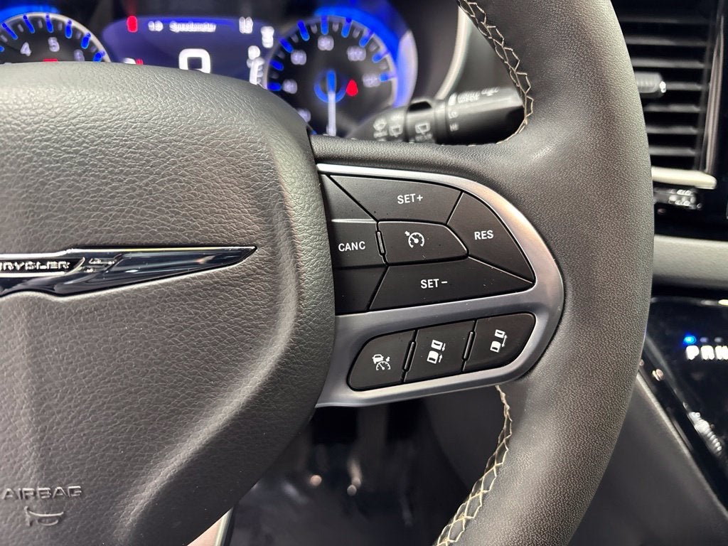 2025 Chrysler Pacifica Select