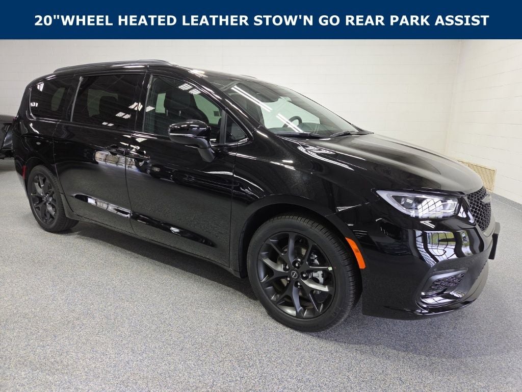 2026 Chrysler Pacifica Select's photo