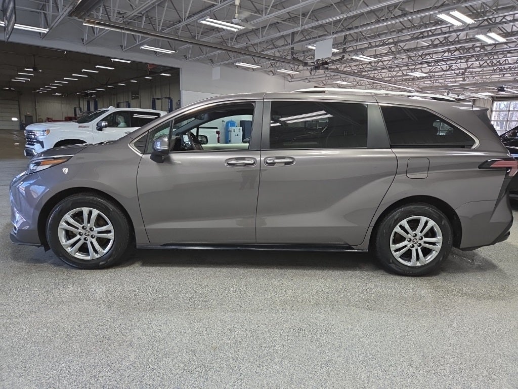 2022 Toyota Sienna Platinum